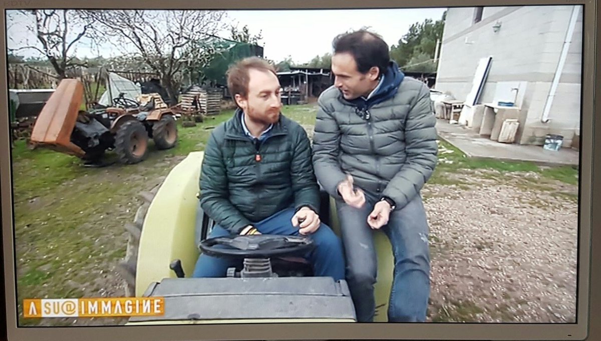 VazappHub's tweet photo. Grazie @RaiUno per aver raccontato la nostra storia.
Quella di un hub #rurale di #giovani, nato in #Puglia.
Dalla periferia, abbiamo riportato gli #agricoltori al centro, con @LeContadinner, "A cena con i tuoi", il "Galà dei contadini" e tantissimi format per coltivare relazioni. https://t.co/eYKVnri6kv