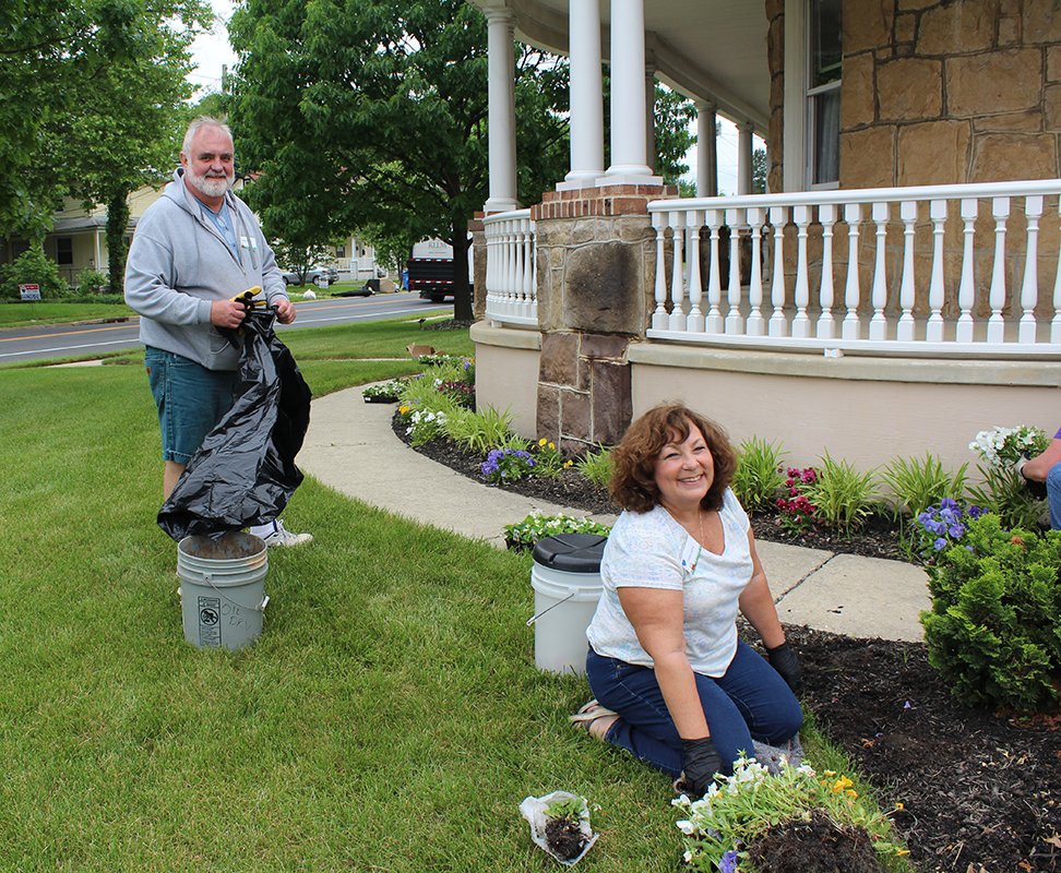 RobinsNestInc's tweet photo. Community Care Day is three weeks away - have you registered yet? We are looking for volunteers to join us for an inspiring morning of service projects benefiting our children and families. 

We hope to see you on Saturday, May 19th! Sign up today: https://t.co/ceLhgITNou https://t.co/Yq8aVcNeKp