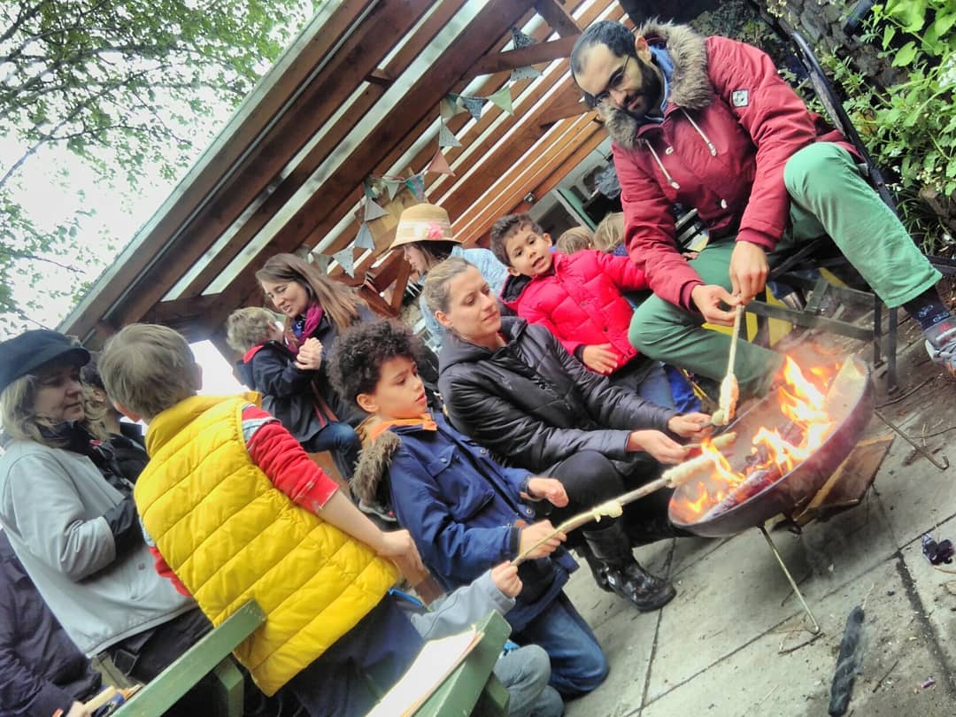 familiesgowild's tweet photo. 🌿What a day! We found #wildgarlic, #sorrel and made delicious #Pesto, made #mint, #lemonbalm, #blackberryleaf, #dandelion & #calendula flower tea AND made #damperbread on the fire! 🔥#familiesgowild #herbaltea #familyfun #familyvolunteering #community #cityfarm #creativity https://t.co/6lnqekGsAF