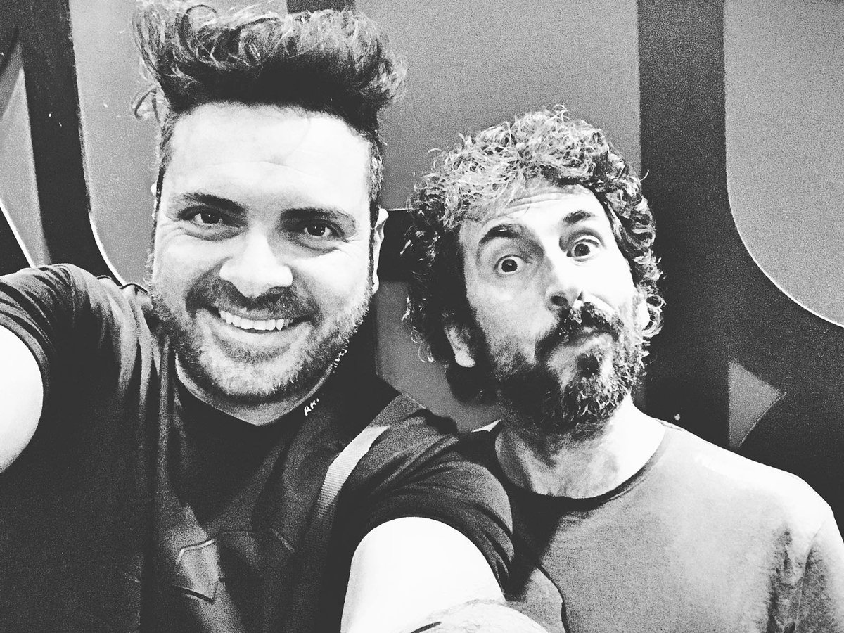 APRESLACLASSE's tweet photo. È passato a salutarci in sala prove il nostro amico e grande talento Alberto Farina from @colorado_tv, daje! #apreslaclasse #albertofarina #coloradotv https://t.co/nrWJYdtMbc