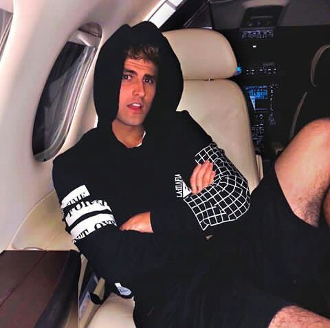 RezenAndLoop's tweet image. O que faltava em mim vocês completaram facilmente ♡ 

° @rezende_evil ° 
• @loopbr_ •