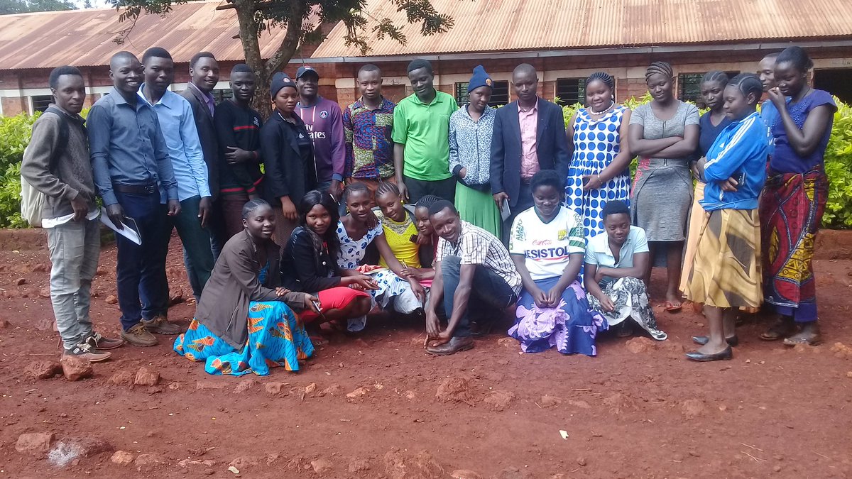 yedo_kibondo's tweet photo. Wadau wa maendeleo #vijana  wa #Yedo #Tanzania tulipokuwa kwenye mkutano wa kuweka mipango mikakati huku #Kilimo kikiwa kama nyenzo kuu ya kujiinua kiuchumi @Tizeba @KiyadoTanzania    wakija nauli mbiu isemayo #usichukuliePoa ujana ni kujielewa #Kigoma https://t.co/AcytOoAUJz