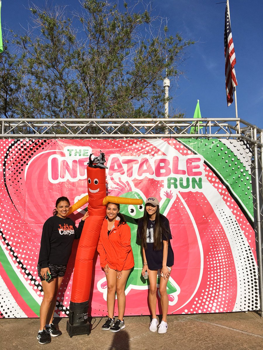 victorialaratv's tweet photo. Running sucks but this morning was so much fun 🏃🏽‍♀️✨ #InflatableRun https://t.co/aXGyqgkLBb