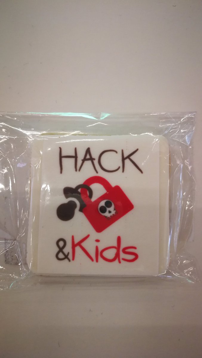CONPilarZgz's tweet photo. Cómo molan las galletas de @martartesana de #CONPilar18 y @hackandkids!!! Los #Minihackers se han hecho con ellas y... No quedan! https://t.co/8hJKRm6LNW