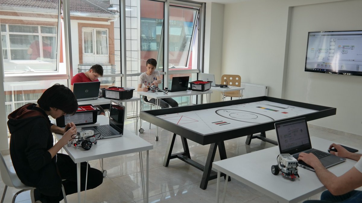 RobotAkademisi's tweet photo. Lego education ile robotik mühendisliği eğitimleri devam ediyor.
#öğrenirsemyaparım

#robotik #kodlama #lego #ev3 #mühendislik #tasarım #mindstorms #programlama #üsküdar https://t.co/mimewlzZVj