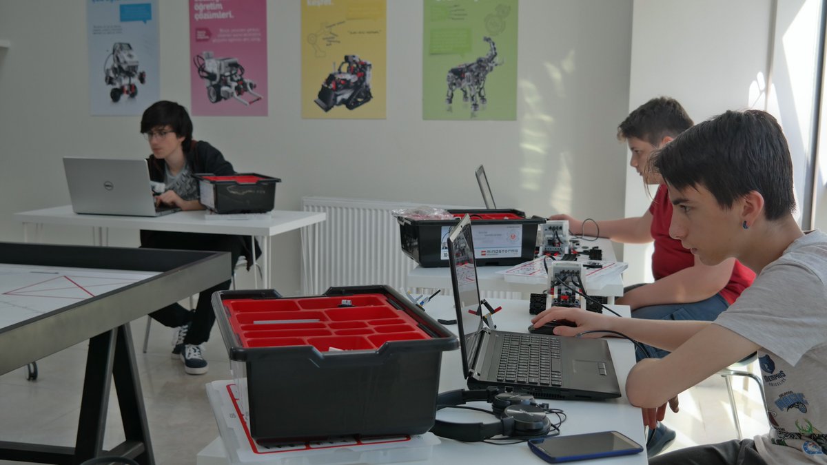 RobotAkademisi's tweet photo. Lego education ile robotik mühendisliği eğitimleri devam ediyor.
#öğrenirsemyaparım

#robotik #kodlama #lego #ev3 #mühendislik #tasarım #mindstorms #programlama #üsküdar https://t.co/mimewlzZVj
