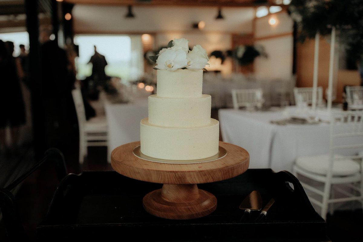 Fig &amp; raspberry cake with a vanilla cream cheese icing 😍😍😍
🍰 The Caker 📷 <a href="/chasewildphotos/">Chasewild</a> #sweetreat #weddingcakebakeoff
bit.ly/2jogWDr