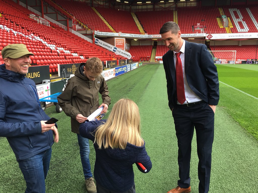 Sheffield United on X: "📸 Congrats to our family quiz winners who met  Blades star Chris Basham pitchside ahead of today's game! 👏 🔴⚪️⚫️⚔️  #twitterblades #ForgedInSteel #UTB https://t.co/lwkD0lRYn9" / X