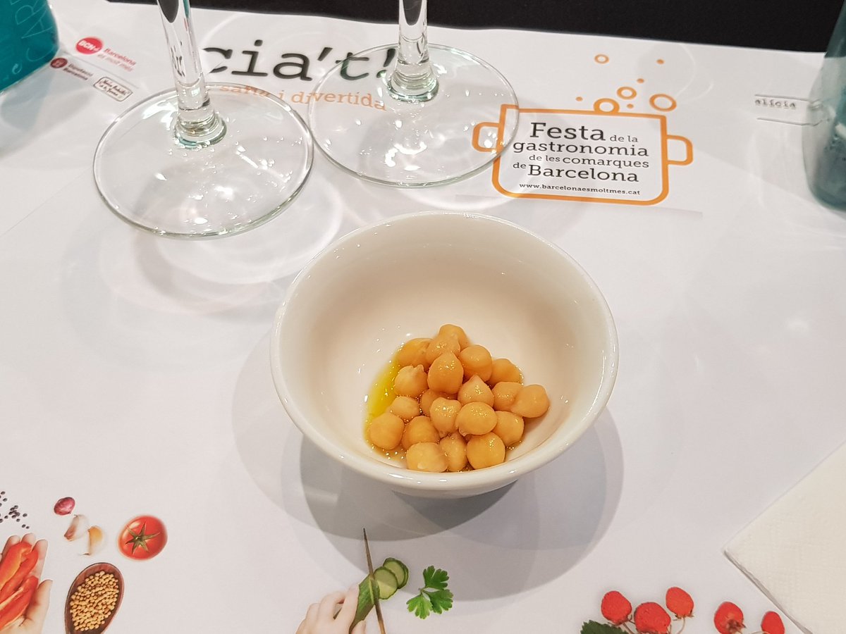 AnoiaCampTaula's tweet photo. Comença el taller Vies Blaves: Turisme i aliments a la llera de l' #Anoia parlant de la història de la nostra comarca i els aliments característics: #cigronetaltaanoia #visumoll #favetes #pa
A #FestaAlícia a càrrec de Pere Tardà i Manel Pla https://t.co/NJHh9Ih4Ys