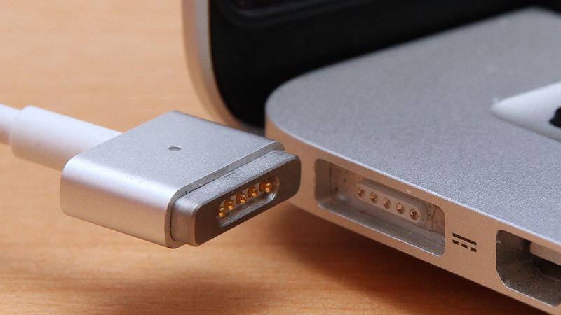 lifehacker's tweet photo. We know it's annoying to spend a small fortune on Macbook chargers... but going with a cheaper knockoff can cause more problems: https://t.co/CsKgGCOMq0 https://t.co/nihsbMAYhs