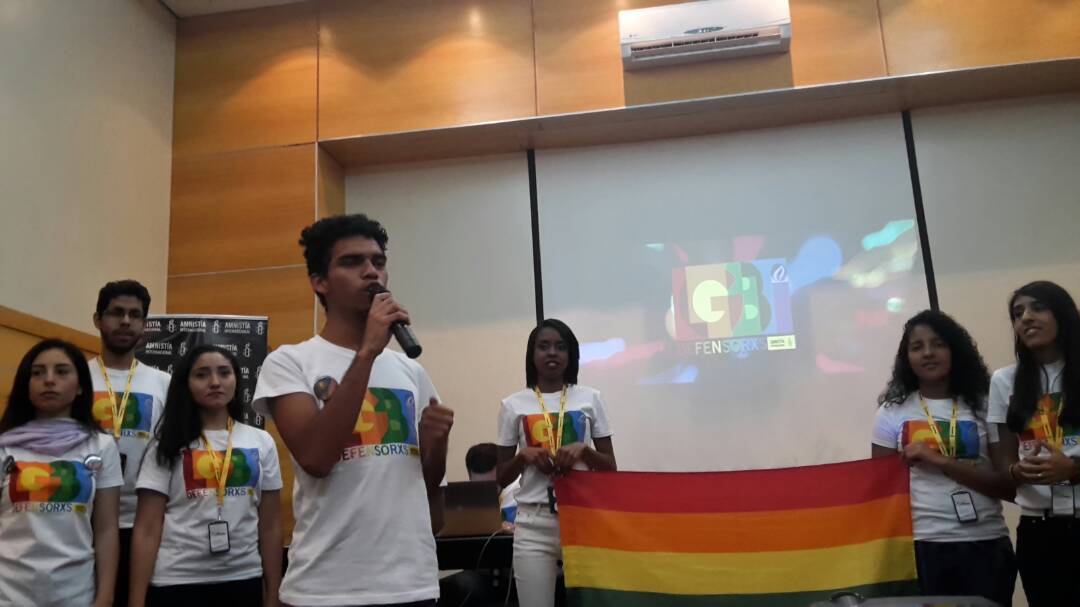 amnistia's tweet photo. #Ahora Activistas presentan el Proyecto Movilizando la Diversidad, en el que miembros de la comunidad LGBTI se convertirán en promotores y multiplicadores de una voz de igualdad #ForoN18 https://t.co/8KiMpWwWeY