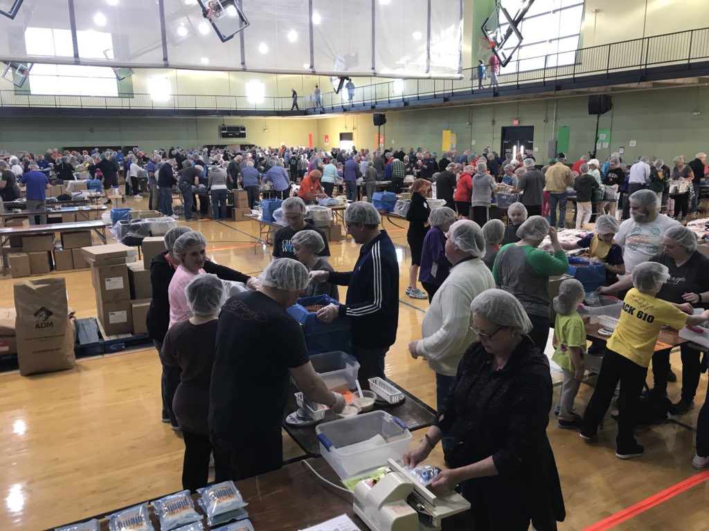 RichNye13's tweet photo. 1st shift done. 2nd shift starting #MPCCCTW @mpccgreenwood @packawayhunger making 400,000 meals for 🇨🇺. Can you spot @pastorphilbeck? https://t.co/V1Z4dqo4Mi