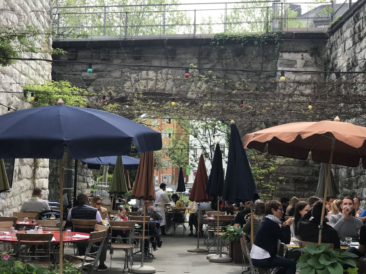 ilariadefilippo's tweet photo. Molto carino il quartiere vicino alla #freitagtower a Zurigo, c’è una specie di centro commerciale sotto al viadotto del treno chiamato #Viadukt https://t.co/y4gG8YRstS