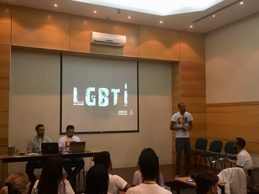amnistia's tweet photo. #Ahora Activistas presentan el Proyecto Movilizando la Diversidad, en el que miembros de la comunidad LGBTI se convertirán en promotores y multiplicadores de una voz de igualdad #ForoN18 https://t.co/8KiMpWwWeY