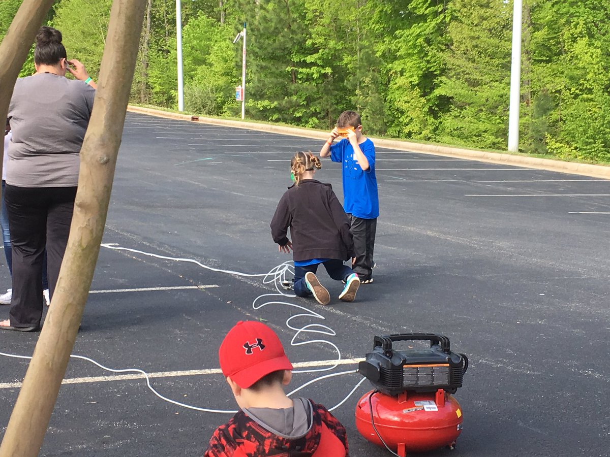 ScottsDots's tweet photo. The kids' bottle rockets did great! #scienceolympiad @EMYoderElem https://t.co/K2owEIQDyJ