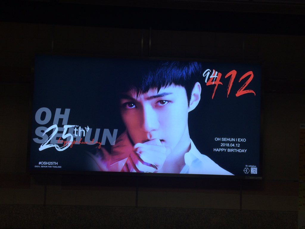 ZoRyoE's tweet photo. ตามโปรเจควันเกิดเซฮุนทั้ง 4 ที่นะคะ #HappySehunDay
1. สยาม/MBK (VDO) #BornToAprilis
2. MRT สามย่าน มี 2 ป้าย #OSH25th
3. MRT สวนจตุจักร #9490ProjectTH
4. MRT สีลม #AprilWindSH 
รีบไปหาเซฮุนกันนะคะ บางป้าย/โปรเจคก็จะหมดเวลาแล้วค่ะ ดูผ่านจอกับได้ไปเห็นกับตามันต่างกันนะคะ (มีรูปต่อ) https://t.co/8sg2k2JqFM