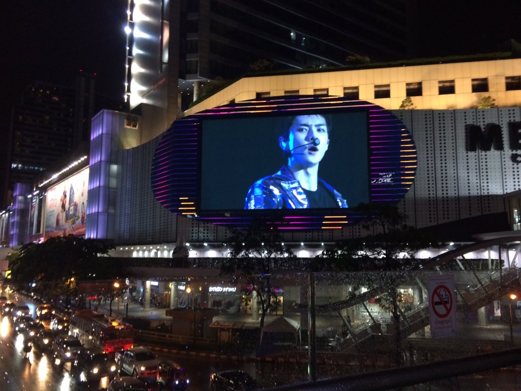 ZoRyoE's tweet photo. ตามโปรเจควันเกิดเซฮุนทั้ง 4 ที่นะคะ #HappySehunDay
1. สยาม/MBK (VDO) #BornToAprilis
2. MRT สามย่าน มี 2 ป้าย #OSH25th
3. MRT สวนจตุจักร #9490ProjectTH
4. MRT สีลม #AprilWindSH 
รีบไปหาเซฮุนกันนะคะ บางป้าย/โปรเจคก็จะหมดเวลาแล้วค่ะ ดูผ่านจอกับได้ไปเห็นกับตามันต่างกันนะคะ (มีรูปต่อ) https://t.co/8sg2k2JqFM