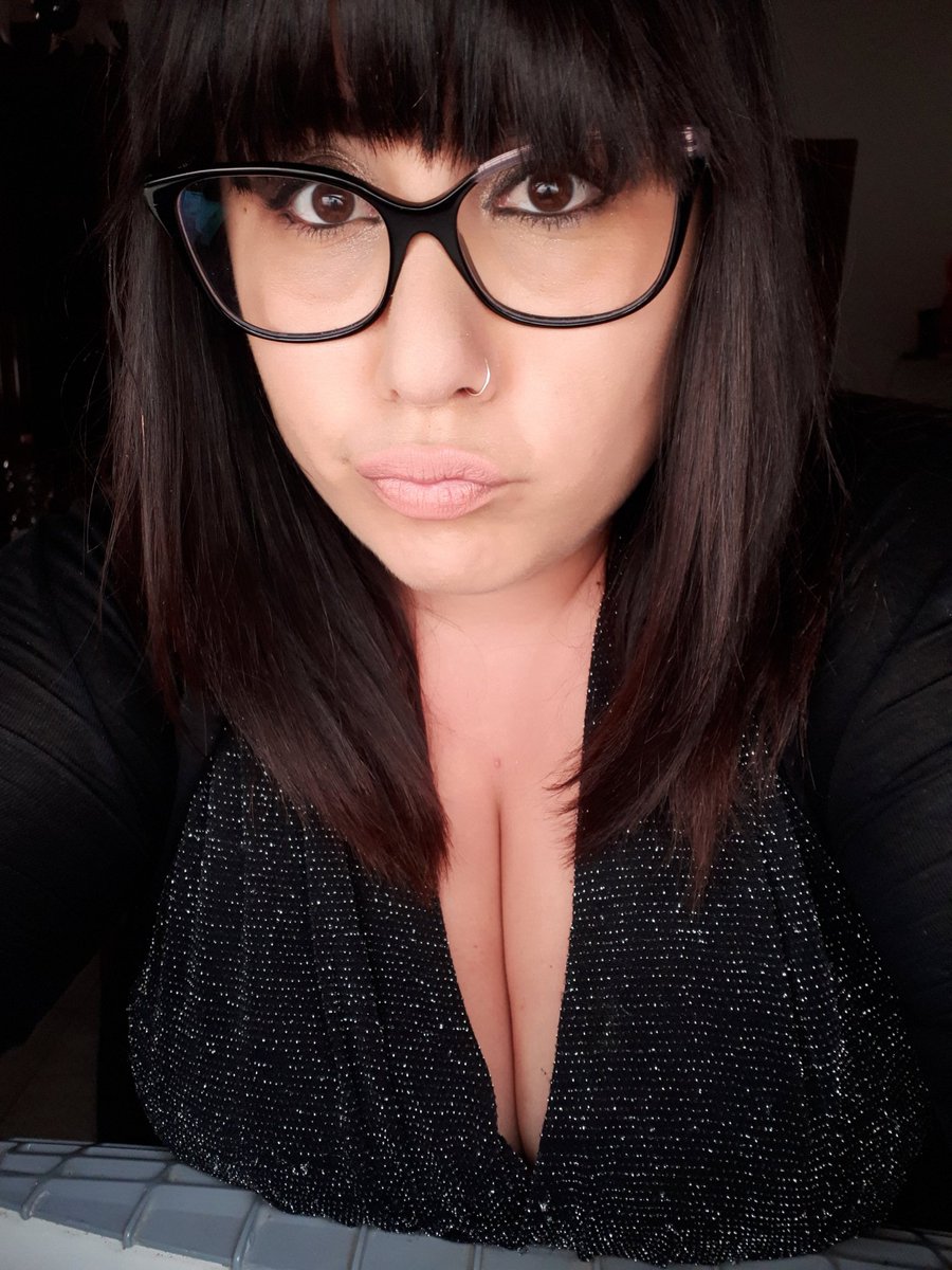 im_Anto_asr's tweet photo. Nuova occupazione... #segretaria #occhiale #sexy https://t.co/gVf8lBQzoX