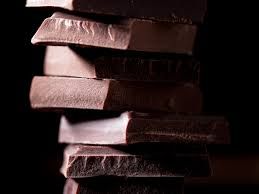 Вид шоколада и писатель. Темный шоколад плитка. Шоколад льется. Молочный шоколад. Фон темный шоколад.