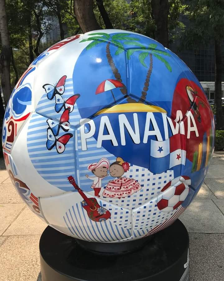 YulissaCoccio's tweet photo. Saben que alrededor del Ángel en el Paseo de la Reforma en #México, artistas, pintaron de su propia inspiración, los balones de los países que participan del Mundial. El único que tiene el nombre escrito es el de Panamá. Muy visitados y muy fotografiados. Panamá #CC #Mastrip.net https://t.co/tIryjv1IYd