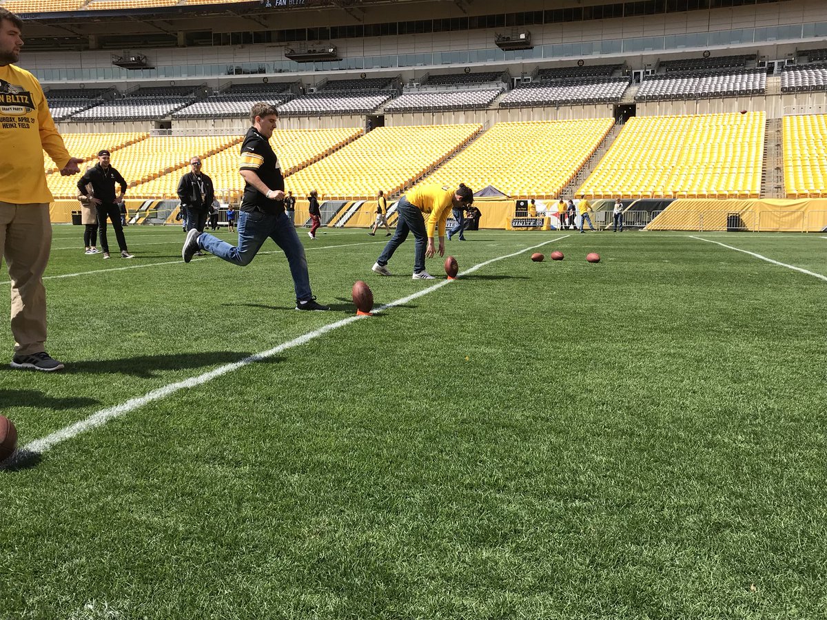 SteelersUnite's tweet photo. Autographs? ✅
Field Access? ✅
Kids Activities? ✅
Locker room tours? ✅
Photos with the Super Bowl trophies? ✅
There’s plenty to do for everyone today at #FanBlitz! https://t.co/VUxhMLvHmU