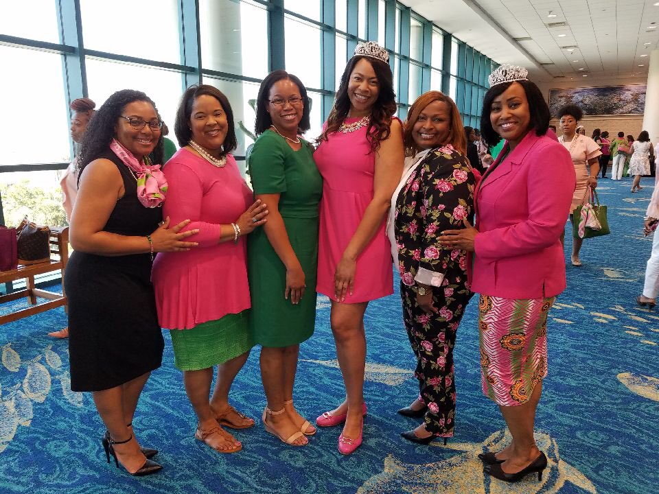 MFrank1908's tweet image. It’s always a pleasure seeing sorority sisters from undergrad school.  Two of them are celebrating 25 years of AKA membership. 💗💚 @winthropu #MuXiMade