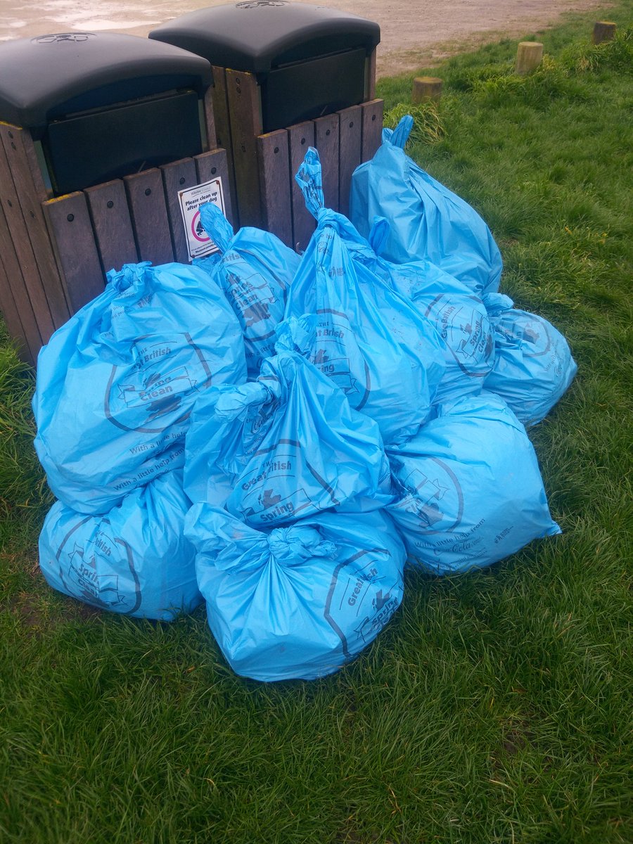 GMorrisonCEM's tweet photo. A HUGE #thankyou to all the #volunteers who turned out to pick up #litter at #Westbury White Horse this afternoon. 21 bags ready for collection @wiltscouncil #CleanUpWilts https://t.co/zSYleW9p81