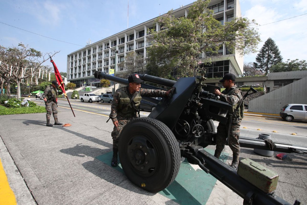 prensa_libre's tweet photo. #Ahora | Restos del expresidente Álvaro Arzú son trasladados hacia el Palacio Nacional de la Cultura para presentar honras fúnebres. Personal de la Municipalidad capitalina también efectúa preparativos para recibirlo. https://t.co/KFRdaoump5