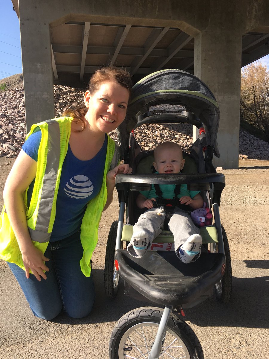 Getting ready to direct runners and cheer them on for the <a href="/MissoulaYMCA/">Missoula YMCA</a> #RiverbankRun. #lifeatatt #TechCareTweets #volunteering