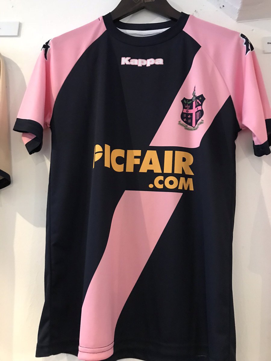 matchwornshirt1's tweet photo. Loved seeing @DulwichHamletFC at @classicshirts exhibition #SaveTheHamlet https://t.co/Fwh8xveOao