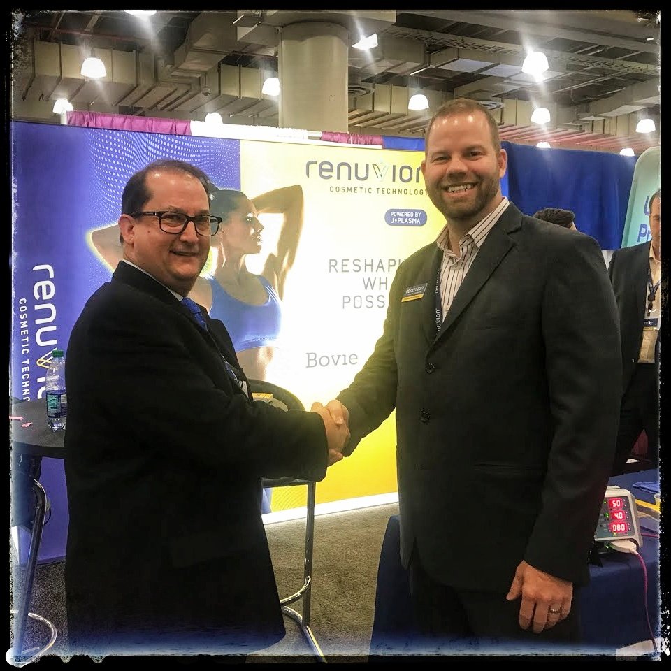 renuvion's tweet photo. Love when we get to meet current users! Thanks Dr Donald Hause for stopping by our booth during #ASAPS18 
We'll be here all day. Stop by booth670 to learn more about #Renuvion

#poweredbyJplasma #ReshapingWhatsPossible https://t.co/wZ9eSFTB2r