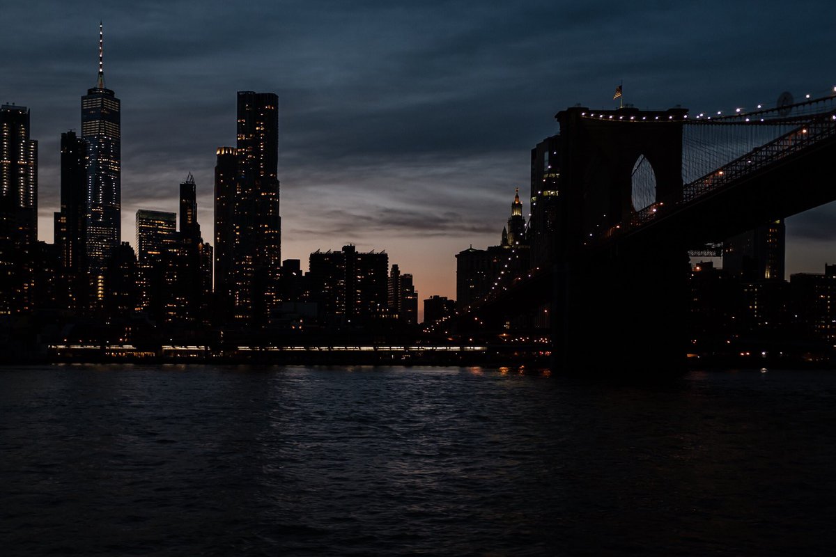 CoreyBourassa's tweet photo. NYC and the Brooklyn Bridge at sunset https://t.co/yr2BTtEdrM #NewYorkCity #fujifilm_xseries #x100f #sunset https://t.co/Msfc7Bp0oj