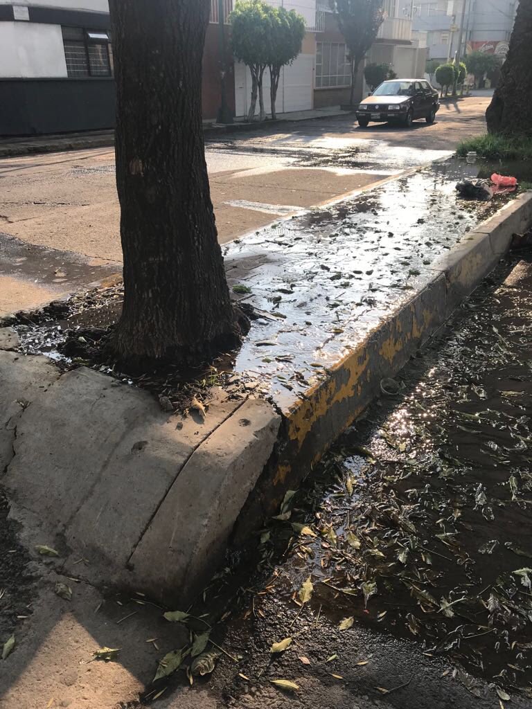 dbrickmx's tweet photo. @SacmexCDMX @conagua_mx 4 días de fuga de agua en col. Electricistas; varios reportes por varios medios y no hacen nada. ¿Será que nos sobra mucha agua en CDMX? https://t.co/OaYLsbLOB5