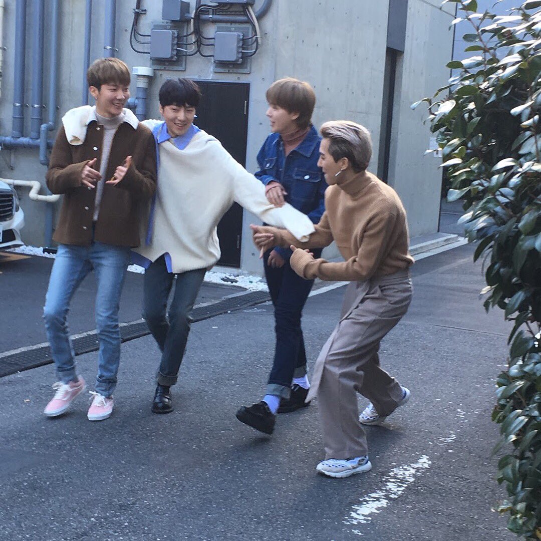 crea_web's tweet photo. 【WINNERメイキング❶】昨日は、発売中の CREA 5月号「100人の東京ひとりガイド。」に登場してくれた #WINNER の日本武道館公演へ。かつて、こんなに武道館が狭く感じられたライブがあったかなという密度の濃さ。楽曲や歌声の魅力はもちろん、ライブを盛り上げるために4人が考えた創意工夫がいっぱい→ https://t.co/r8XRLXdbin