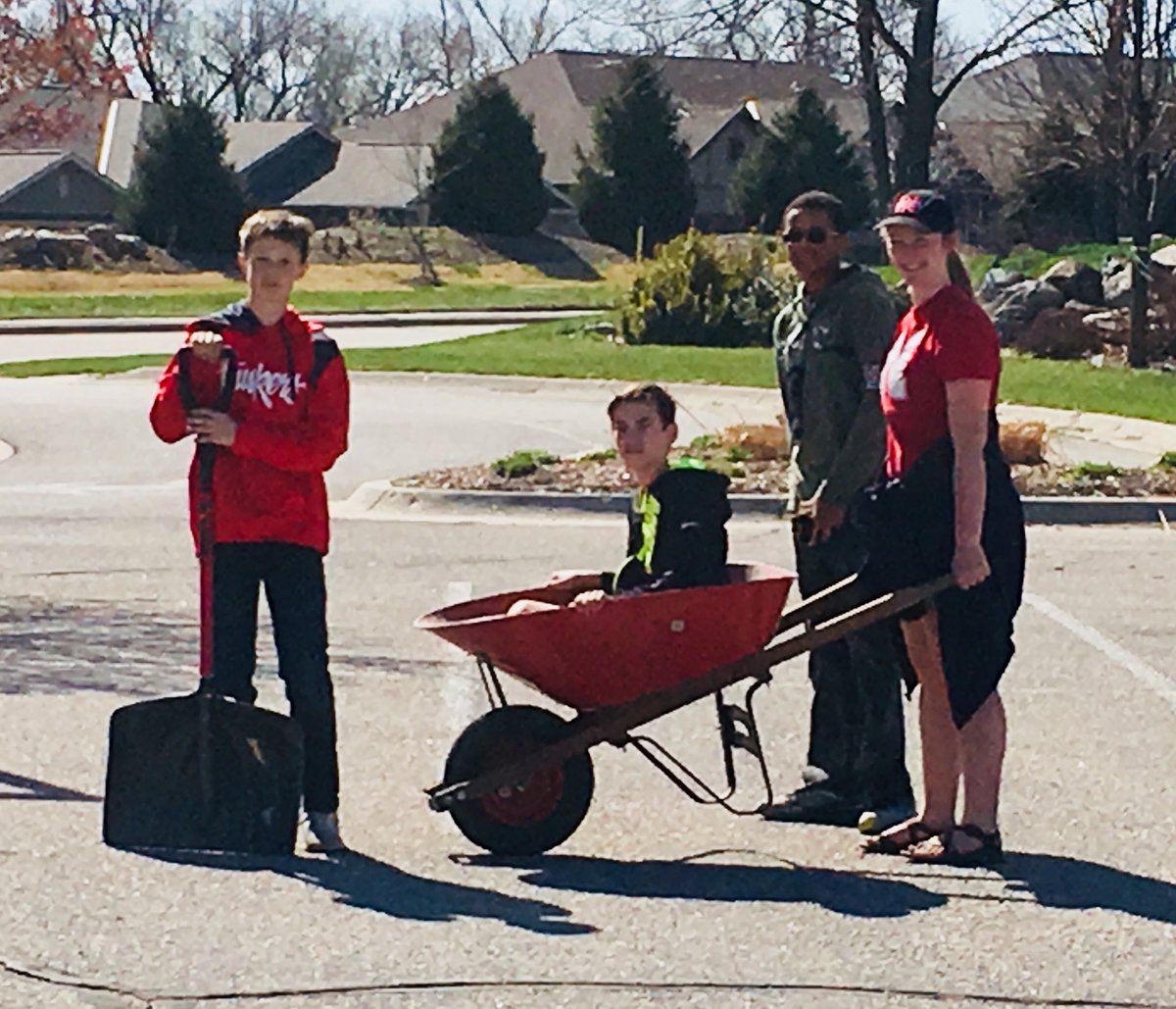 tomrempel's tweet photo. #LaborOf💝 as @fbclincoln Middle Schoolers and Mentors team-up in the annual spring #workday 💪🏻 https://t.co/bwmy3tCa8H