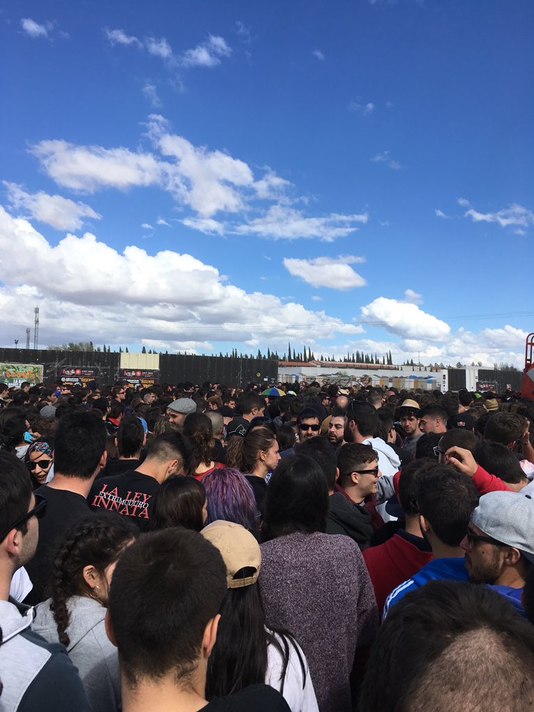 Leire_3's tweet photo. Eehh hola @VinaRockOficial , es normal mas de 3 horas de cola para conseguir pulsera y entrar a unos conciertos que hemos pagado? Vergüenza! 6 años viniendo y esto en la vida! De mal en peor!! https://t.co/fmIr622lhy