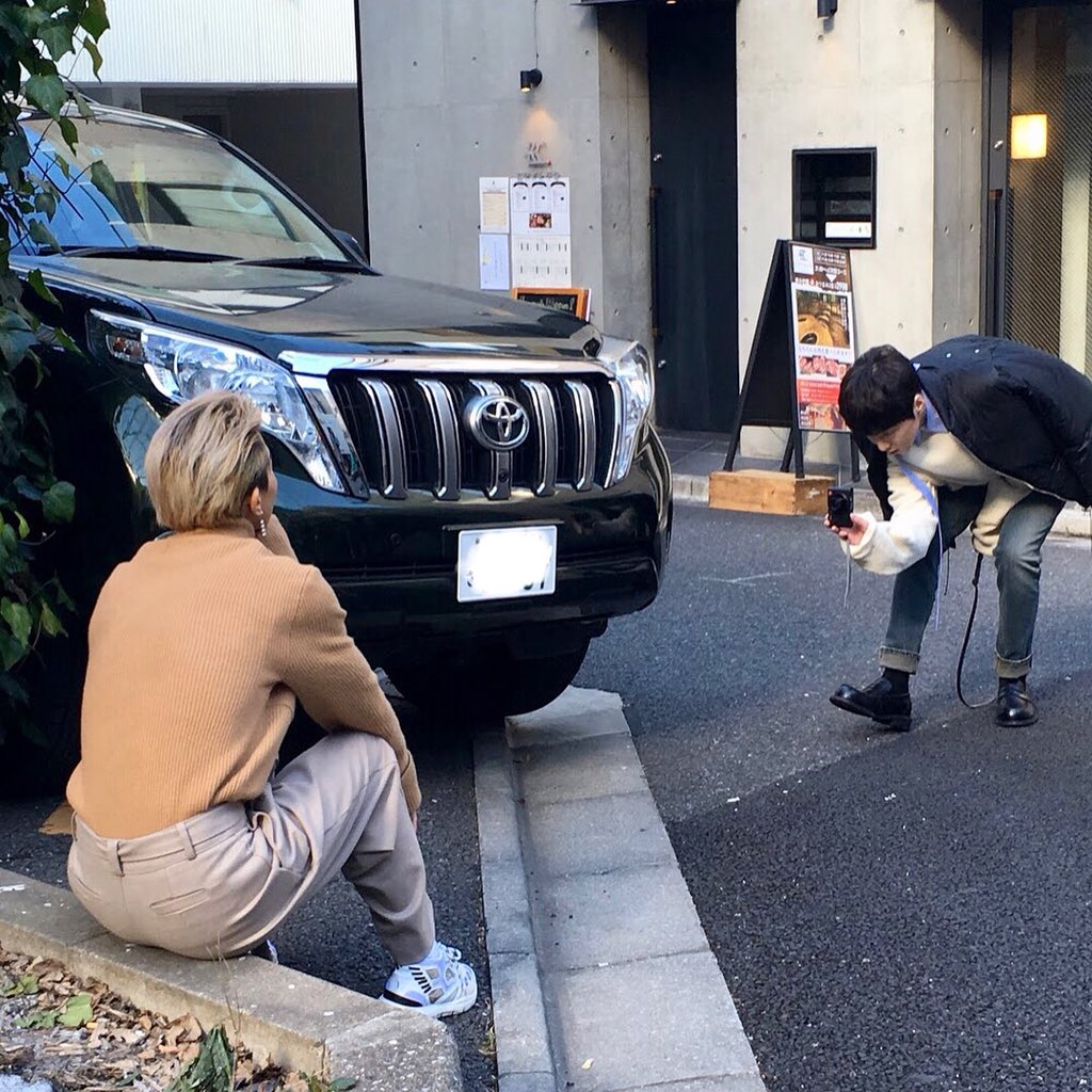 crea_web's tweet photo. 【#WINNER メイキング❷】→踊りまくる男の子ファンもいたり、彼らの音楽の広がりを感じて嬉しくなりました。というわけで今晩は CREA 5月号メイキングカットを公開。最後の一枚は武道館。誌面で紹介してくれた東京のお気に入りの場所に今晩あたり行っているのでしょうか!? #EVERYD4Y 日本盤6/13発売！ https://t.co/MxgeuwWjRi