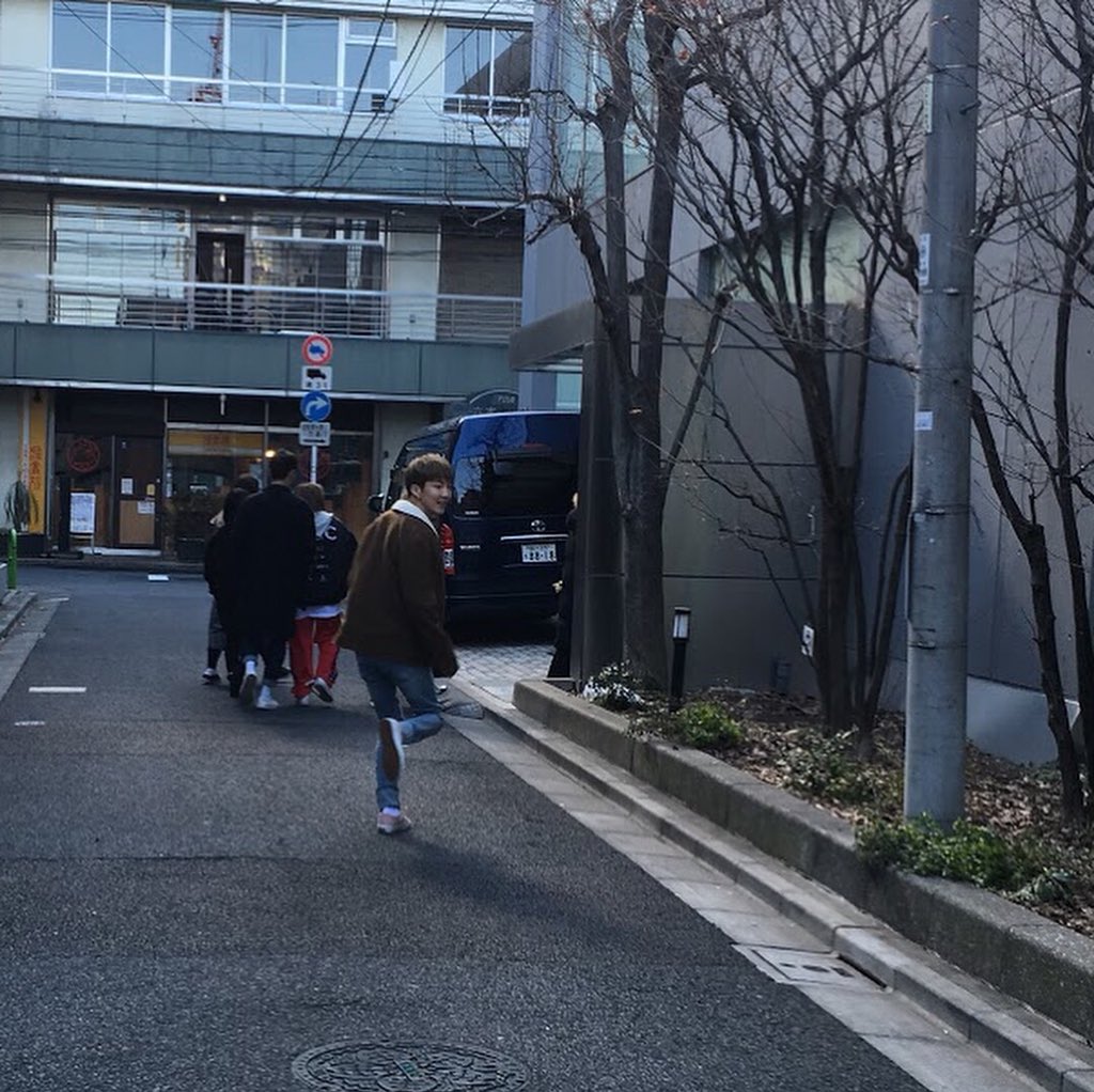 crea_web's tweet photo. 【#WINNER メイキング❷】→踊りまくる男の子ファンもいたり、彼らの音楽の広がりを感じて嬉しくなりました。というわけで今晩は CREA 5月号メイキングカットを公開。最後の一枚は武道館。誌面で紹介してくれた東京のお気に入りの場所に今晩あたり行っているのでしょうか!? #EVERYD4Y 日本盤6/13発売！ https://t.co/MxgeuwWjRi