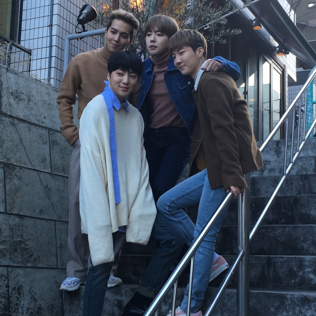 crea_web's tweet photo. 【#WINNER メイキング❷】→踊りまくる男の子ファンもいたり、彼らの音楽の広がりを感じて嬉しくなりました。というわけで今晩は CREA 5月号メイキングカットを公開。最後の一枚は武道館。誌面で紹介してくれた東京のお気に入りの場所に今晩あたり行っているのでしょうか!? #EVERYD4Y 日本盤6/13発売！ https://t.co/MxgeuwWjRi