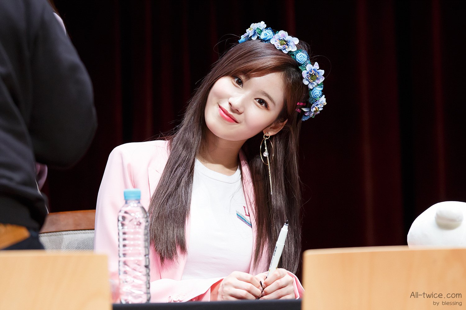 Db4YfJKV0AA1k2D.jpg:orig