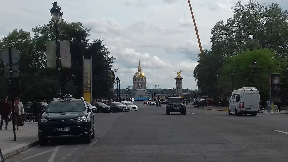 PikPik92's tweet photo. L'équipe assure la #proprete de la course @FormulaE aux Invalides : #Voitures #Electriques et nombreux autres stands pour des alternatives à l'#essence ... https://t.co/TpfBQfBlhv