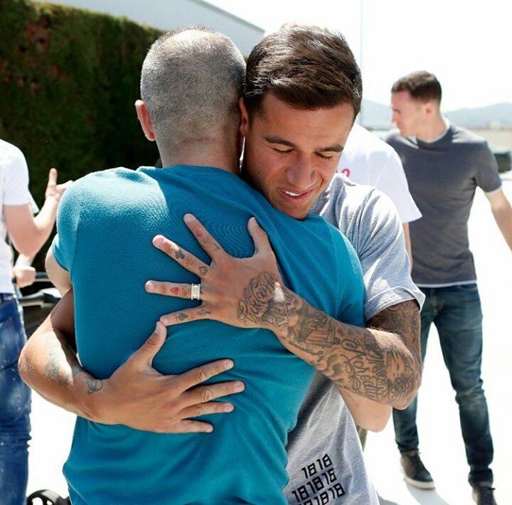 Philippe_UF's tweet photo. Mucha suerte la mia jugar al lado de un ídolo y un genio como usted. Apesar de ser por algunos meses me siento honrado por eso. Mi admiración no es sólo en el campo, te admiro por la gran persona que eres y pudo conocer. 🔴🔵 Gracias @andresiniesta8 #mago🎩 #genio #idolo https://t.co/uErjGRICnL
