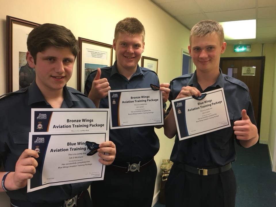 OC 415 Sqn tweet media