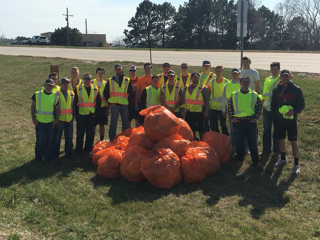 AGR_Nebraska's tweet image. On Thursday afternoon we had many AGR brothers take part in Highway Cleanup for a community service event! Brothers picked up trash and litter along a 2 mile stretch along Highway 77 a few miles north of Lincoln. Good work gentlemen! #MakingBetterMen