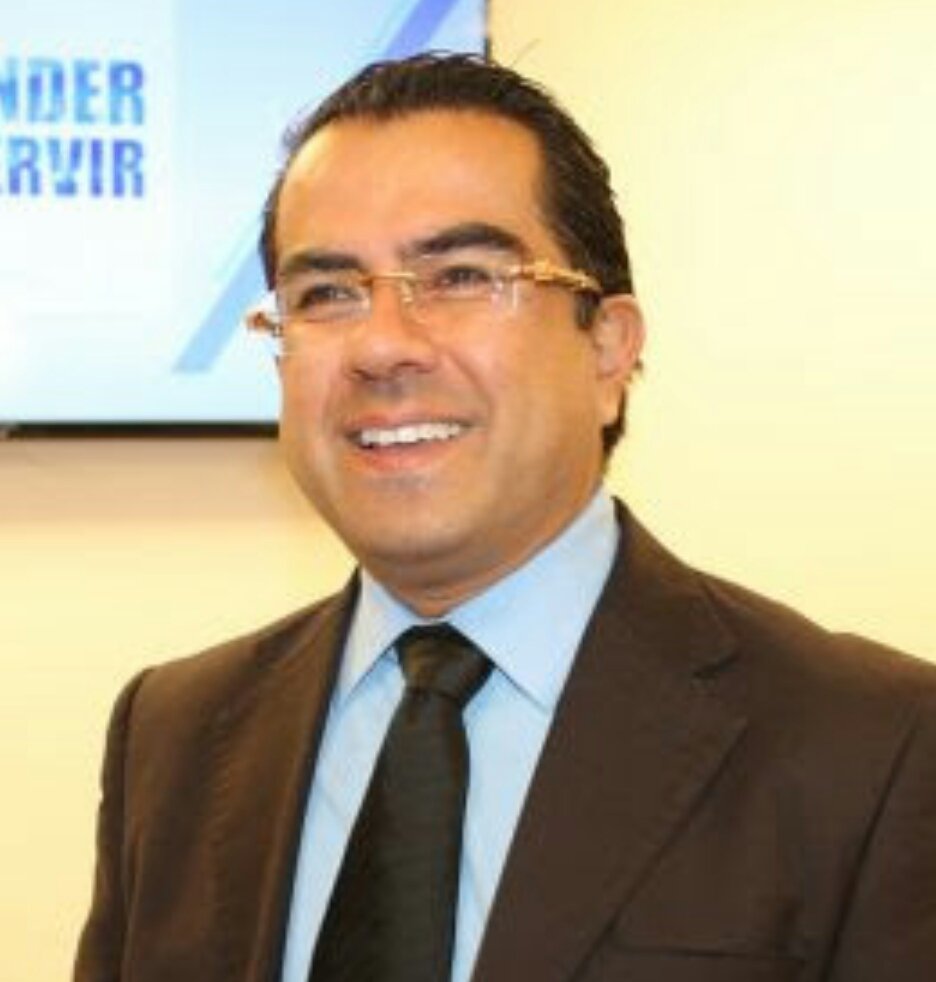 Mi estimado amigo  siempre te recordare, con esas platicas esquineras que jamás olvidaré, tu entusiasmo y dedicación, las mesas de trabajo que siempre al vernos preguntabas y que paso jajajaja te mando un abrazo hasta donde estés 
Hasta pronto descanza en paz