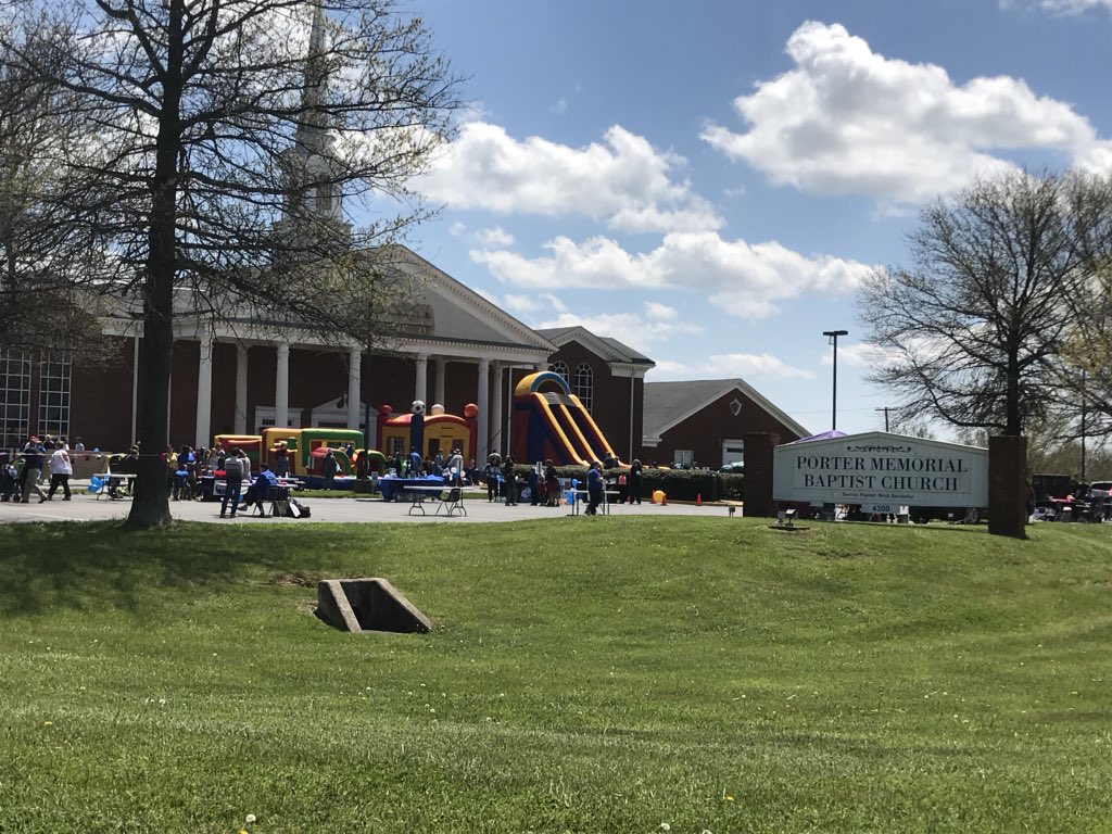 PCAKY's tweet photo. Thx for the invite from @SunriseKidsKY to be part of their Spring Carnival, hosted in conjunction w/ @PorterMemorial! Laura may have had a little trouble keeping anything on the PCAK table, but she talked w/ many great folks! 🎈#CAPM2018 #GreatChildhoods #PinwheelsForPrevention https://t.co/WlLnLimcxN