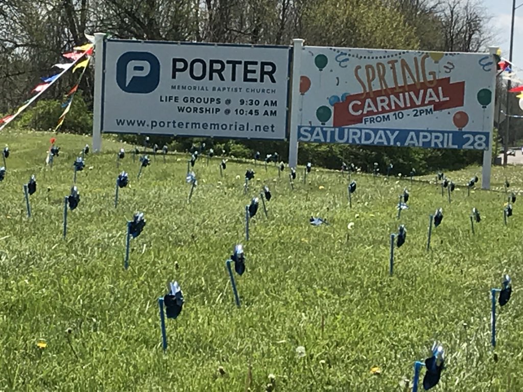PCAKY's tweet photo. Thx for the invite from @SunriseKidsKY to be part of their Spring Carnival, hosted in conjunction w/ @PorterMemorial! Laura may have had a little trouble keeping anything on the PCAK table, but she talked w/ many great folks! 🎈#CAPM2018 #GreatChildhoods #PinwheelsForPrevention https://t.co/WlLnLimcxN