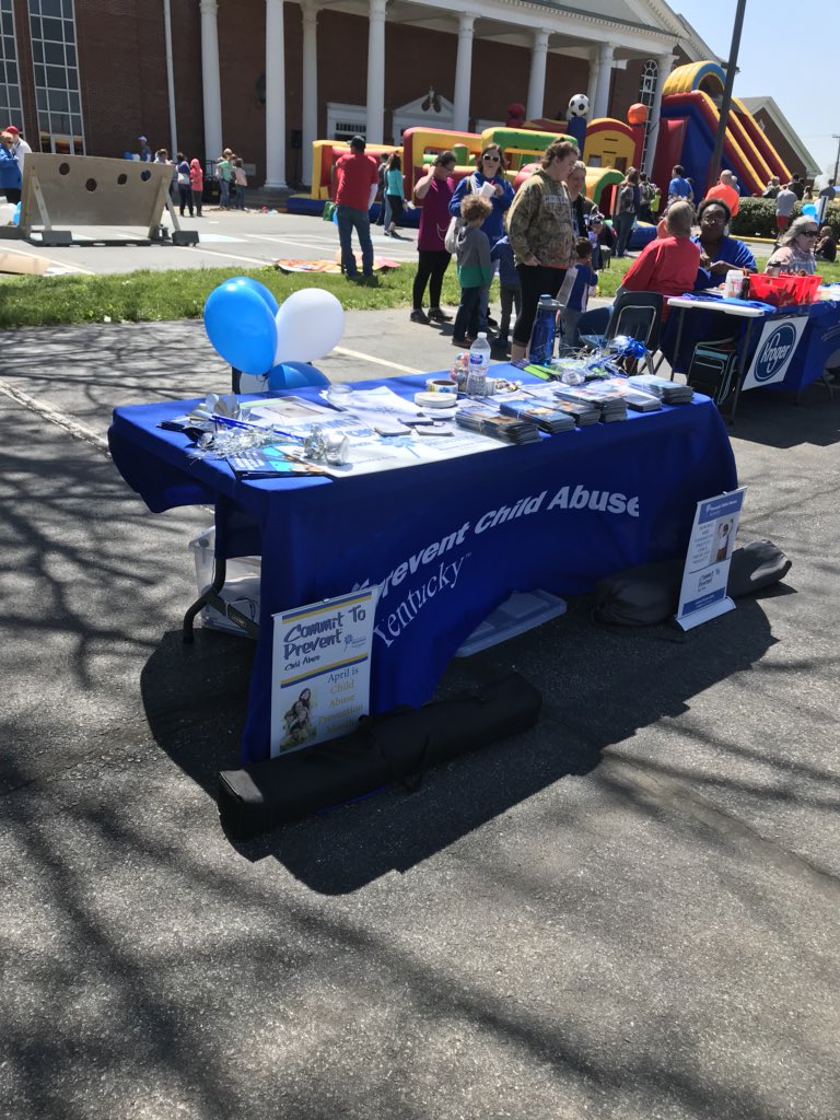 PCAKY's tweet photo. Thx for the invite from @SunriseKidsKY to be part of their Spring Carnival, hosted in conjunction w/ @PorterMemorial! Laura may have had a little trouble keeping anything on the PCAK table, but she talked w/ many great folks! 🎈#CAPM2018 #GreatChildhoods #PinwheelsForPrevention https://t.co/WlLnLimcxN