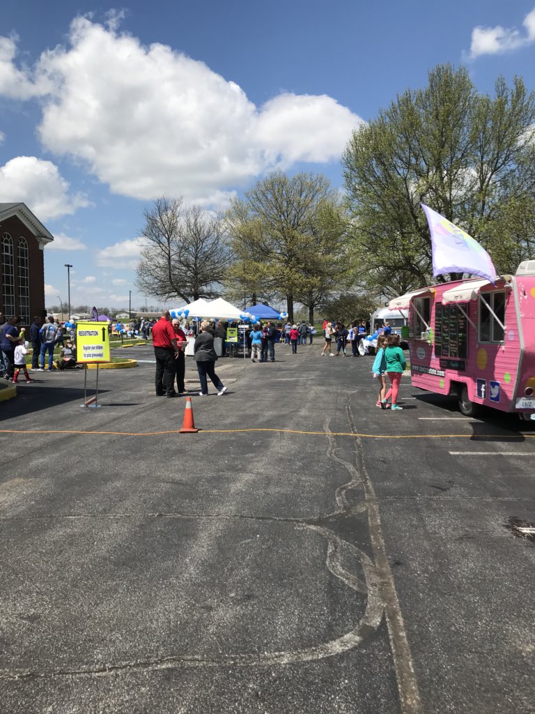 PCAKY's tweet photo. Thx for the invite from @SunriseKidsKY to be part of their Spring Carnival, hosted in conjunction w/ @PorterMemorial! Laura may have had a little trouble keeping anything on the PCAK table, but she talked w/ many great folks! 🎈#CAPM2018 #GreatChildhoods #PinwheelsForPrevention https://t.co/WlLnLimcxN