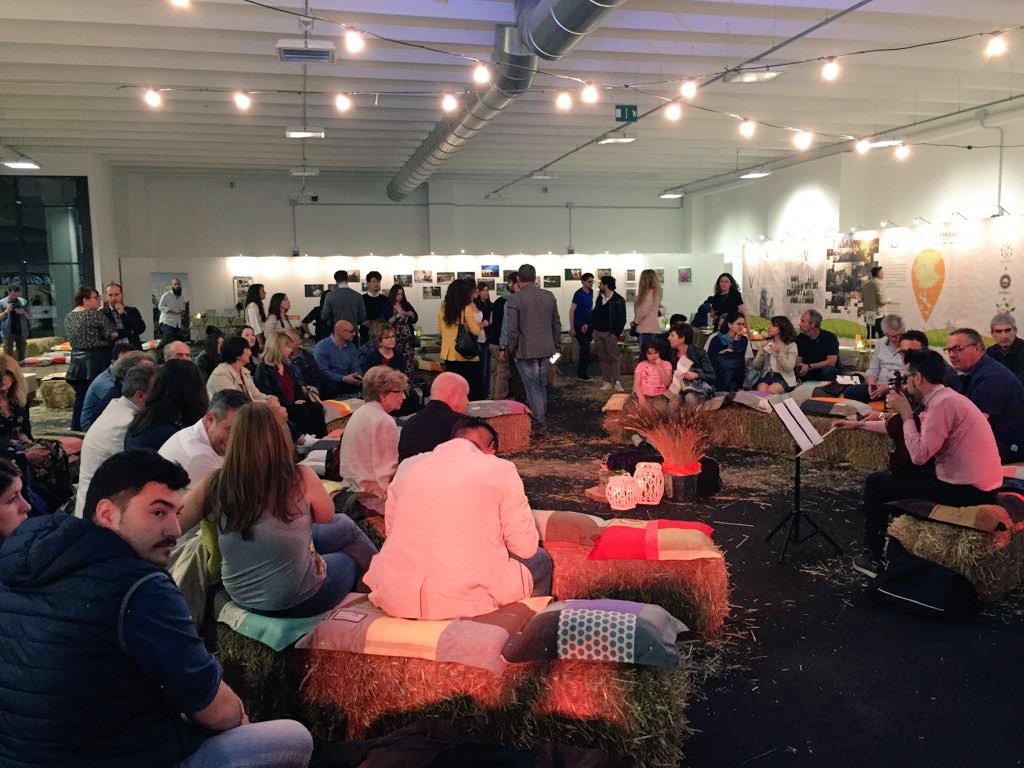 DiGioiaLeonardo's tweet photo. Serata 'geneRelazionale’ a cura di @VazappHub in occasione della 69esima @fieradifoggia. Figli e genitori a confronto su tematiche agricole.  Da oggi e fino al 1 maggio   #Foggia capitale dell'#agricoltura e della #zootecnia. https://t.co/8RVUG4vTqQ